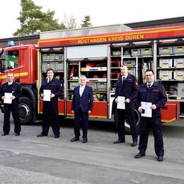 Übergabe Vertreter Feuerwehr in Kreuzau
